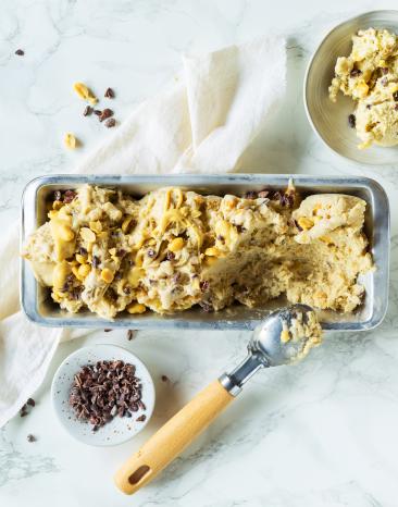 Bananen-Nicecream mit Erdnuss und Schoko Bananen-Nicecream mit Erdnuss und Schoko
