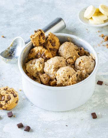 Cookie-Dough Nicecream in einer kleinen weißen Schale serviert.
