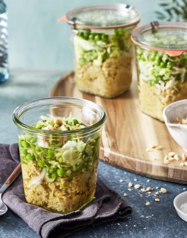 Reis mit Gemüse geschichtet im Glas zum Mitnehmen.