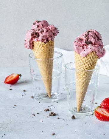 Erdbeer-Joghurt-Eis mit Schokostücken