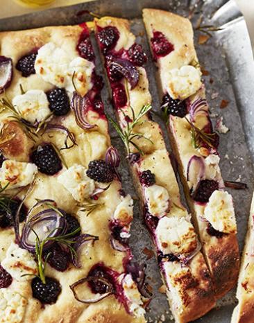 Focaccia mit Beeren und Ziegenkäse