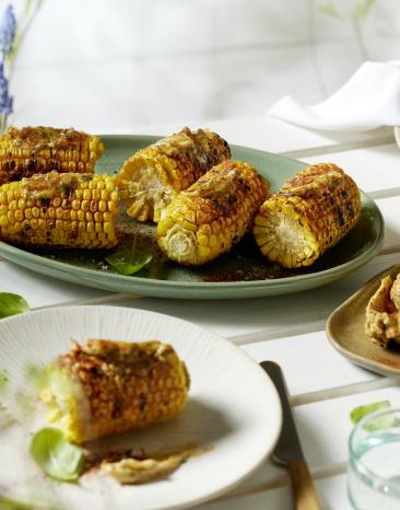 Gegrillter Mais mit Basilikum-Butter