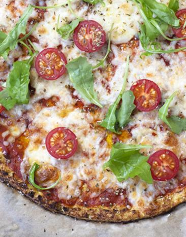 Glutenfreie Pizza mit Blumenkohlboden.