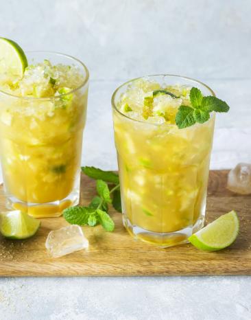 Ipanema in zwei Gläsern dekoriert mit Minze und Limette.