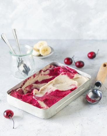 KiBa-Eis in einer großen Metallform.