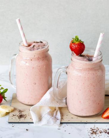 Cremiger Nicecream-Shake mit Erdbeeren in Gläsern.