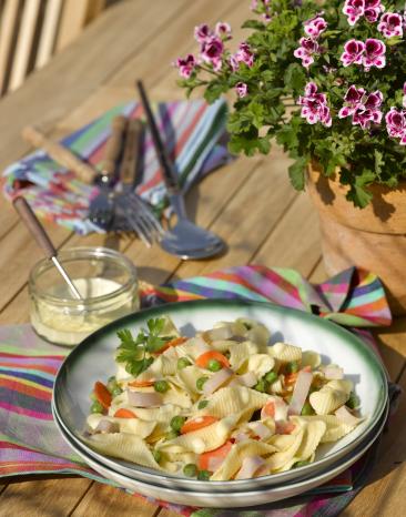 Nudelsalat mit Schinken und Erbsen
