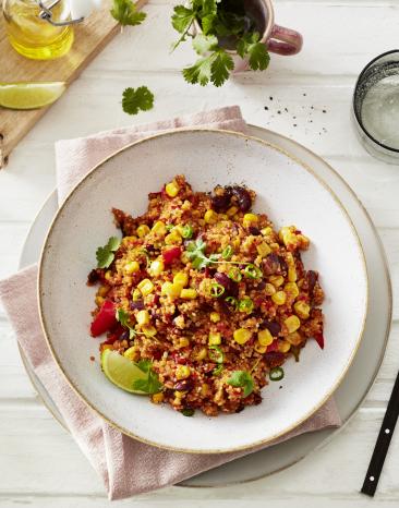 One-Pot mexikanisches Quinoa angerichtet in einem tiefen Teller.