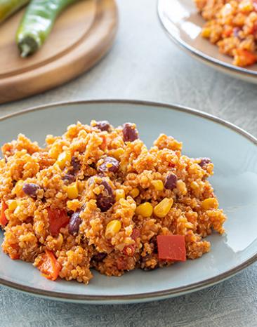 One-Pot-Quinoa mit Bohnen, Paprika und Mais auf Teller.