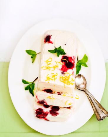 Parfait mit Kirschen und Zitrone