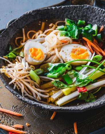 Asiatische Ramen-Suppe mit vielen Einlagen in einer Schale