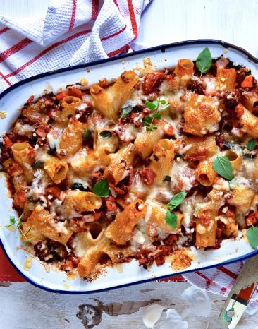 Überbackenes Pastagericht Rigatoni al forno.