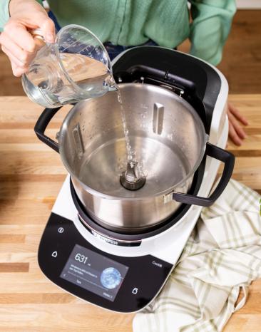 Wasser zum Dampfgaren wird in den Cookit eingefüllt.