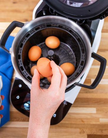 So leicht kannst du deine Eier im Topf vom Cookit kochen – einfach 98 °C und Zeit die entsprechende einstellen, fertig!