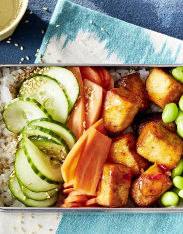 Bento-Bowl mit Salat und Chilitofu.