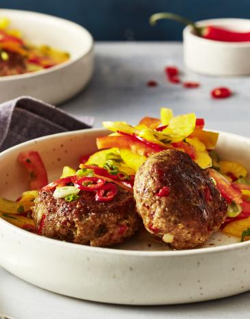 Chili-Frikadellen mit Paprikasalat