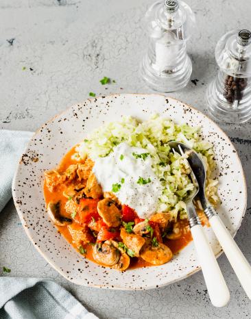Cremiges Putengyros mit Champignons mit Reis in einer Schüssel.