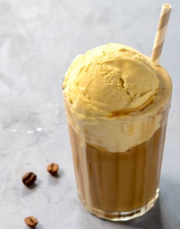 Eiskaffee selber machen mit Vanilleeis.