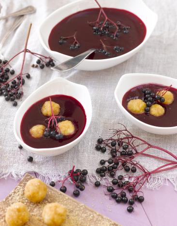 Holunderbeersuppe mit Zwiebackklößchen