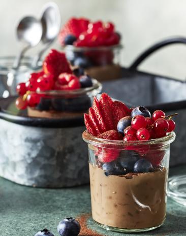 Kalter Schoko-Milchreis mit Beeren