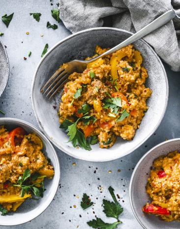 Würziges Reisfleisch mit Schwein und Paprika.