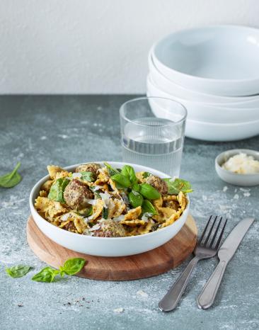 Pasta mit Hackbällchen in grüner Pesto-Sauce
