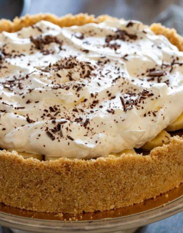 Banoffee pie auf einer Tortenplatte