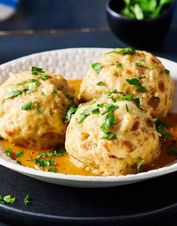 Brezenknödel mit vegetarischer Bratensauce