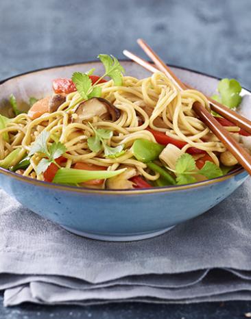 Asiatisches Rezept mit Eiernudeln und Gemüse.