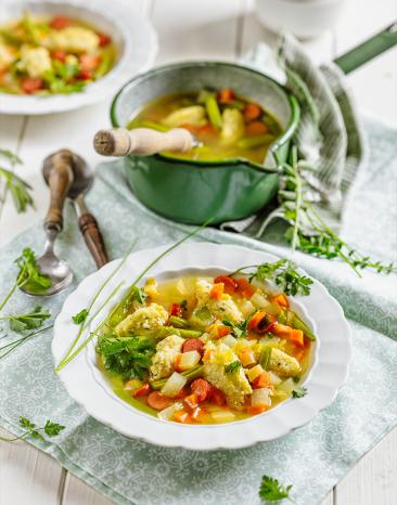 Gemüseeintopf mit Kräuter-Grießnocken und Cabanossi