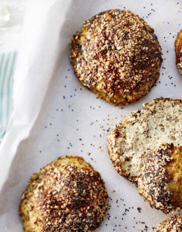 Brötchen verteilt auf einem weißen Tischtuch