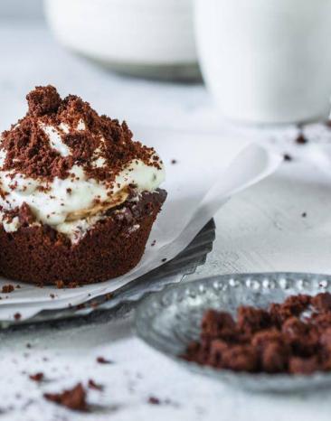 Mehrere Maulwurfmuffins verteilt auf einer Kuchenplatte und dem Tisch