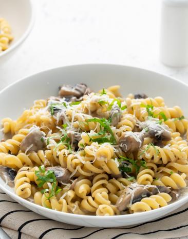 One-Pot Gericht mit Fusilli, Knoblauchsauce und Pilzen.
