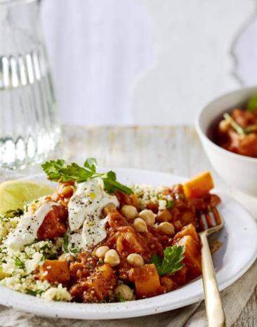 Vegetarisches Gulasch steht auf dem Tisch bereit