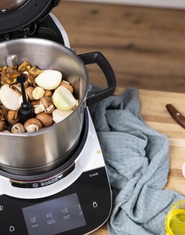 Pilzmischung im geöffneten Kochtopf des Cookit