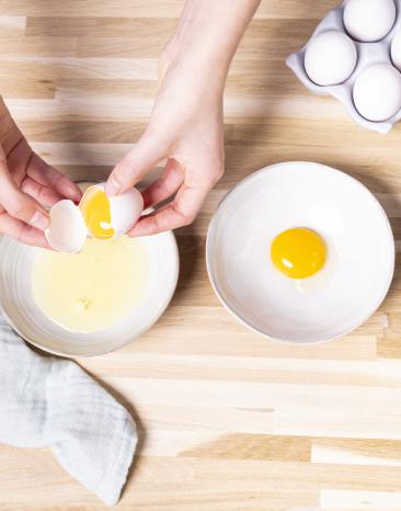Eischnee im Cookit selber machen, Eier werden über einer Schüssel getrennt.
