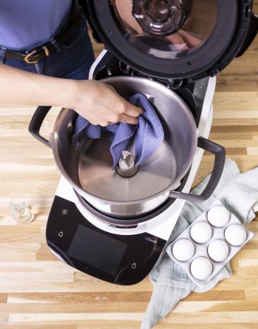 Cookit wird mit einem Tuch ausgewischt.