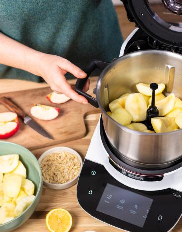 Äpfel werden in Viertel geschnitten in den Cookit Topf gegeben.