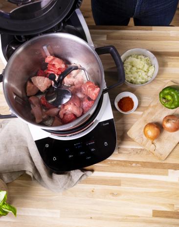 Fleisch wird im Cookit Topf für Gulasch angebraten.