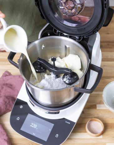 Sahne wird in den Cookit gegossen.