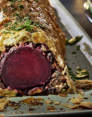 Beet Wellington auf einem Backblech