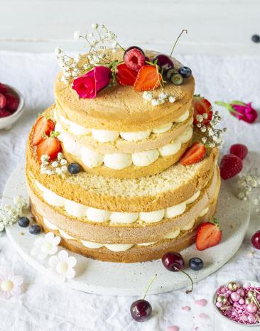 Einfache Hochzeitstorte mit Beeren