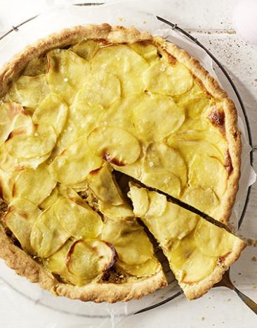 Angeschnittene Tarte mit Kartoffelscheiben.