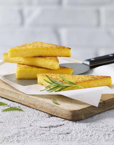 Knsuprig gebratene Polentaecken als leckere Beilage.