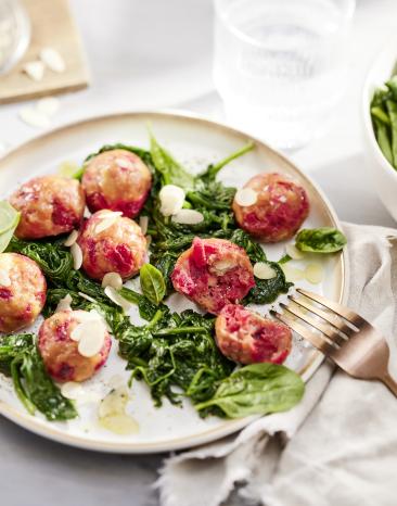 Mini-Rote Bete-Knödel auf Blattspinat