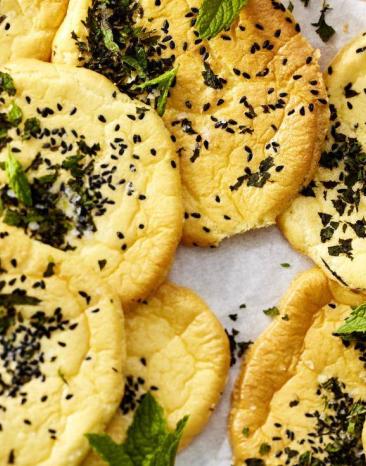 Orientalische Cloud Breads (Low Carb) liegen in einem geflochtenen Korb