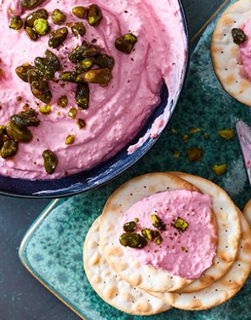 Pinker Feta-Dip mit Honig-Salz-Pistazien