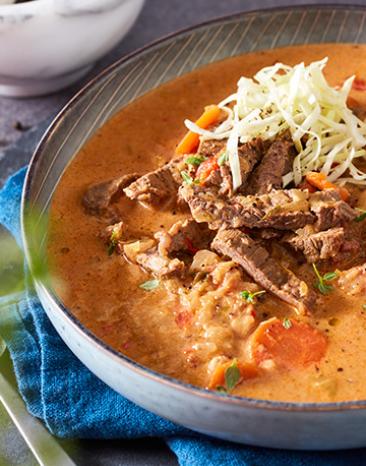 Rouladen-Topf angerichtet in einem tiefen Teller.