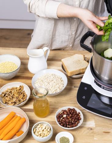 Zutaten für veganen Braten stehen neben dem Cookit bereit