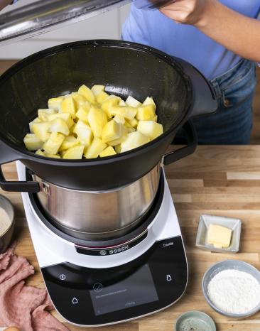 Kartoffelteig wird im Cookit für Kroketten zubereitet. Kartoffelteig wird im Cookit für Kroketten zubereitet.